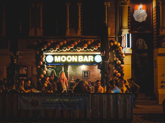 Moon Bar Innenraum bei Nacht