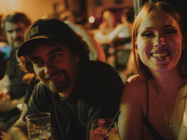 Gäste stoßen an einem Tisch in der Moon Bar an
