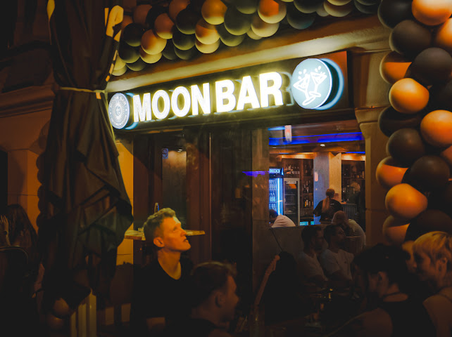 Eingang der Moon Bar am Abend