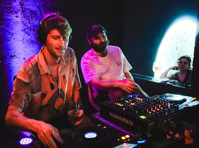 Karaoke-Nacht in der Moon Bar mit Publikum und Bühnenlicht